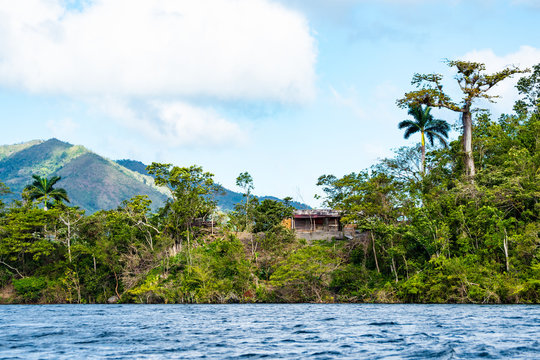 Bauernhaus am Stausee Hanabanilla in den Bergeb der Escambray