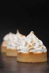  Lemon tart with Italian meringue