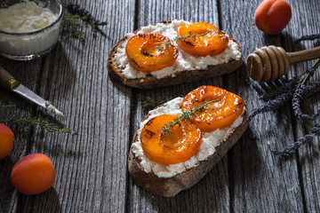 Toast ou Tartine Ricotta et Abricots Rôties au Miel