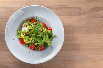 Canned tuna salad with cherry tomatoes, green beans and French mustard