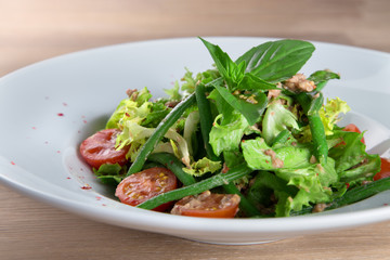 Canned tuna salad with cherry tomatoes, green beans and French mustard