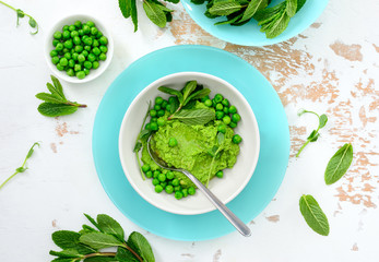 Green peas hummus with fresh mint leaves