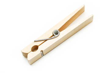 Pinza de madera para la ropa sobre fondo blanco. Vista superior. Copy space