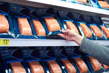 Poisson saumon en main de l& 39 acheteur au magasin
