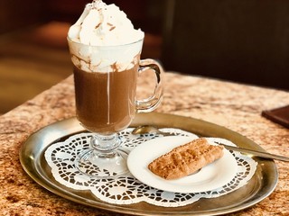 heisse schokolade cafe dessert kakao sahne latte creme