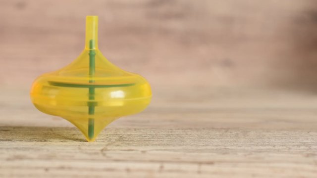 Video mit dem bewegenden Kreisel Spielzeug