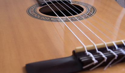 Obraz premium violão de nylon com close nas cordas e cavalete