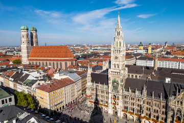 Fototapeta premium 20 października 2017 - Monachium, Niemcy: Miasto zegarowe Marienplatz w centrum miasta, widok z góry wieży z widokiem na panoramę miasta.