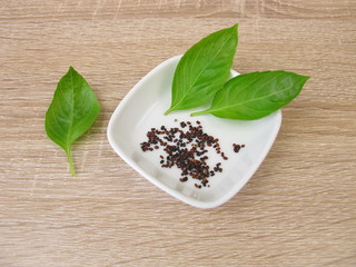 Basilikumsamen und Basilikumblätter