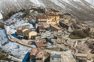 Terribile veduta aerea del famoso borgo di Castelluccio di Norcia devastato dal forte terremoto del...