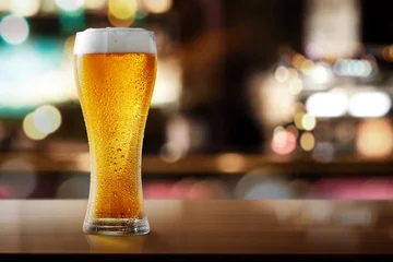 Foto op Plexiglas Bier vers koud bier