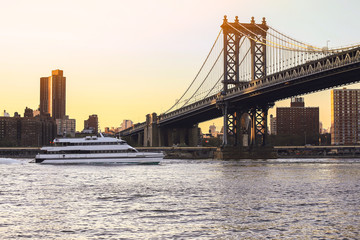 Fototapeta premium Manhattan bridge at sunset, New York City