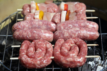 Grigliata di salsicce e spiedini di maiale