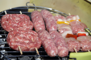 Grigliata di salsicce e spiedini di maiale