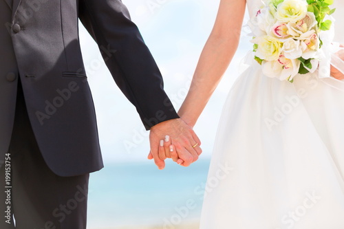 結婚式の二人の手