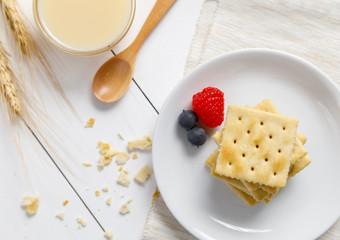 crackers with condensed milk and fruit, breakfast