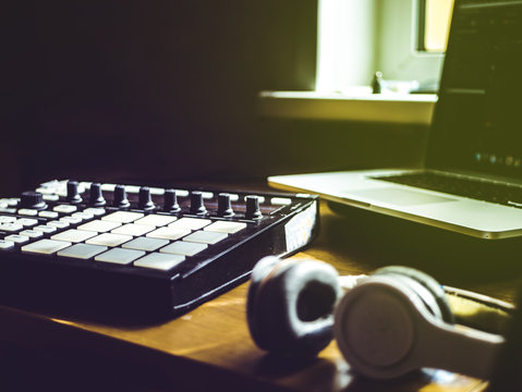 dommer data Ny ankomst making hip hop beats on the drum machine controller at the home studio  Stock Photo | Adobe Stock