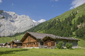 Fototapeta na wymiar Almhütten in der Eng in Tirol