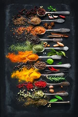  Kruiden en specerijen om te koken op een donkere achtergrond © Alexander Raths