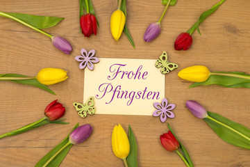 Fototapeta na wymiar Tulpen und Karte: Frohe Pfingsten