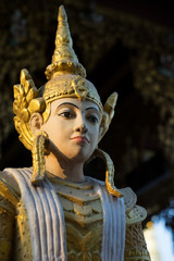 Engel in der Shwedagon Pagode - obrazy, fototapety, plakaty