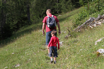 Vater und Sohn im Partnerlook auf einer Bergwanderung