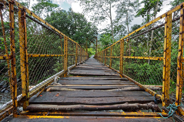 Pont sur riviere en Indonesie