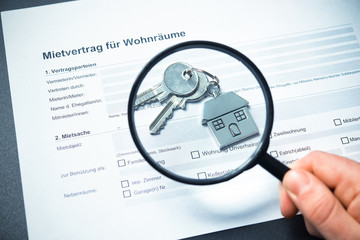 Wohnungssuche. Suche nach einer bezahlbaren Wohnung