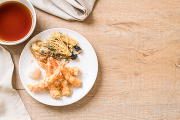 shrimps tempura (battered fried shrimps) with vegetable