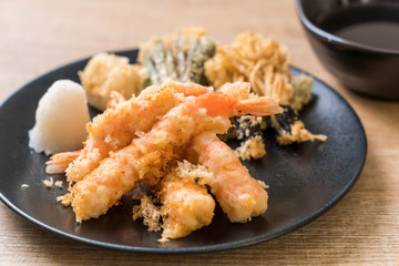 shrimps tempura (battered fried shrimps) with vegetable