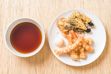 shrimps tempura (battered fried shrimps) with vegetable