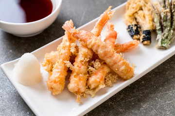 shrimps tempura (battered fried shrimps) with vegetable