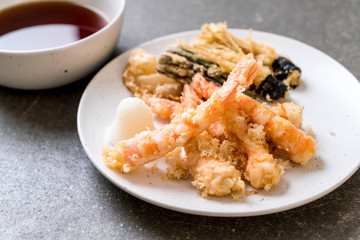 shrimps tempura (battered fried shrimps) with vegetable