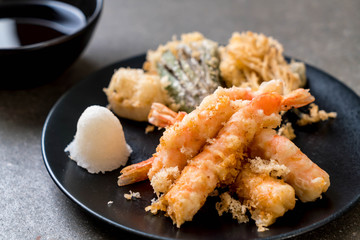 shrimps tempura (battered fried shrimps) with vegetable