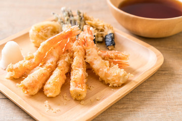 shrimps tempura (battered fried shrimps) with vegetable