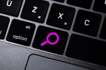 clavier d'ordinateur avec icône réseaux sociaux