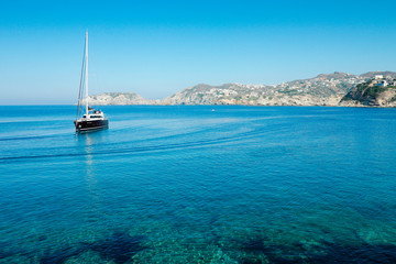 Voilier dans une baie paradisiaque en Crète