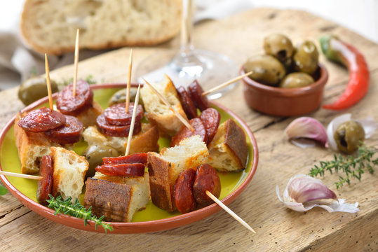Spanische Pinchos: Angebratene scharfe Chorizo Paprikasalami auf geröstetem Weißbrot serviert