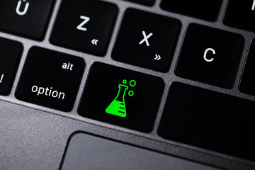 clavier d'ordinateur avec icône santé