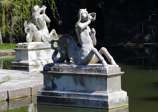 Statua di un tritone all'interno del parco neogotico della villa Durazzo Pallavicini a Genova Pegli. 