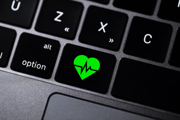 clavier d'ordinateur avec icône santé