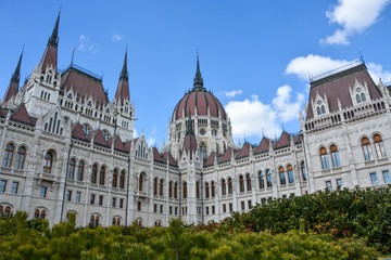 Fototapeta na wymiar Budapest parliament with bushes in front with blue sky
