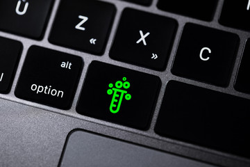 clavier d'ordinateur avec icône santé