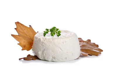 Gordijnen fromage de chèvre sur fond blanc © guy