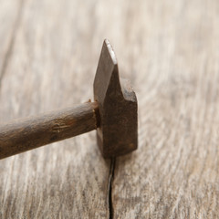 marteau sur fond de bois