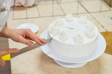 Hand confectioner special confectionery knife cut a beautiful white cake