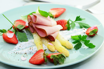 Spargel mit Schinken