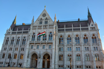 Fototapeta na wymiar The Budapest parliament and a statue from the side
