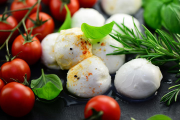 Mozzarella mit Tomaten und Basilikum
