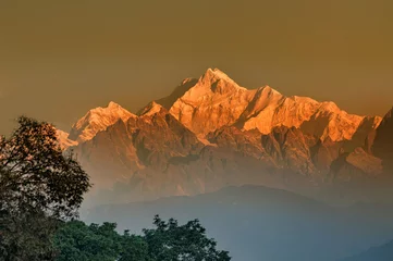 Poster Kangchenjunga Belle première lumière du lever du soleil sur le mont Kanchenjungha, chaîne de montagnes de l& 39 Himalaya, Sikkim, Inde. Teinte orange sur les montagnes à l& 39 aube.